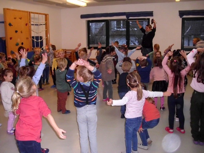 Kinder bewegen sich nach dem weihnachtlichen Adventskalender