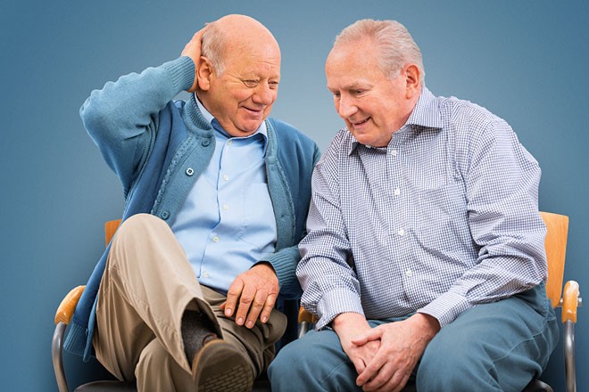 Zwei ältere Herren sitzen nebeneinander und unterhalten sich über die Vergangenheit