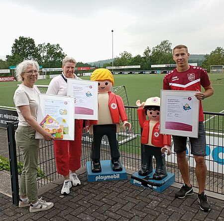 Bewegungsfest der DRK-Kita Flohkiste Vertreter des Sportvereins und Kreissportbund sowie die Leiterin der DRK-Kita Flohkiste