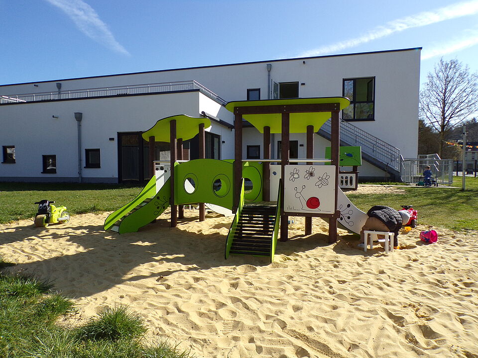 Peppaburg_Außengelände_2025 Außengelände mit Spielburg im Sandkasten