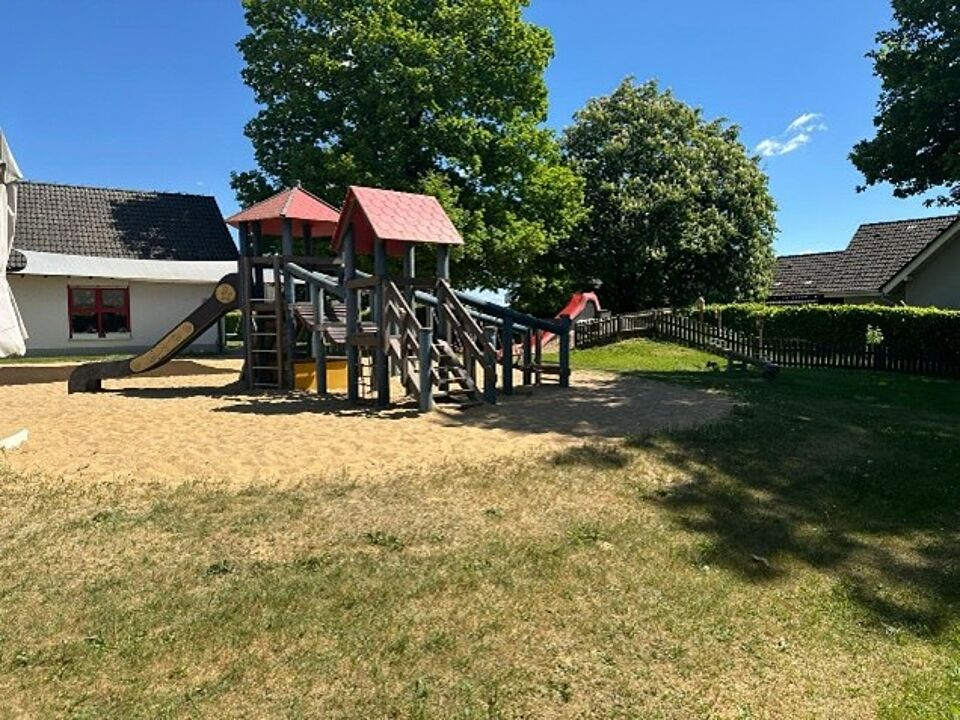 2025-06_Sonnenland_Außengelände01 Klettergerüst auf dem Außengelände des Kindergarten Sonnenland Rückseite