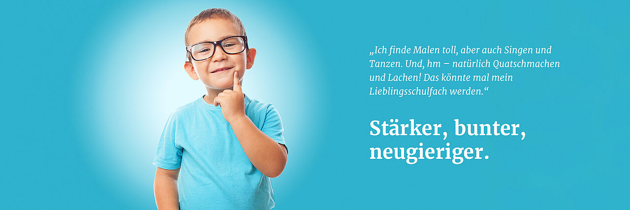 Banner_Offener-Ganztag_blau Offener Ganztag - Junge mit Brille überlegt