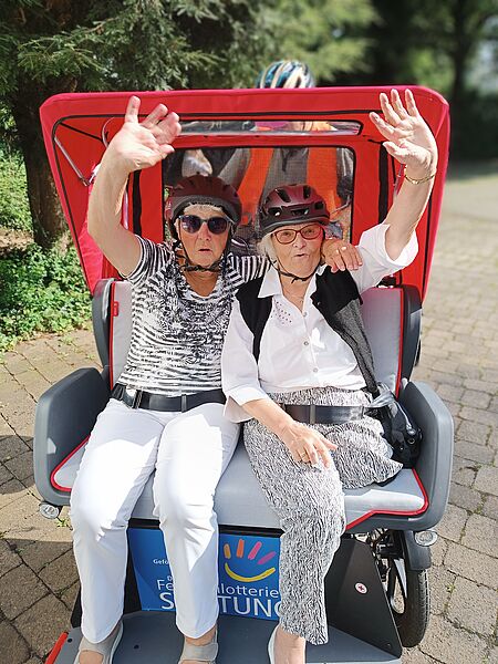 Rikschafahrten in Olpe Zwei ältere Damen sitzen in der Rikscha und machen eine Fahrt durch Olpe