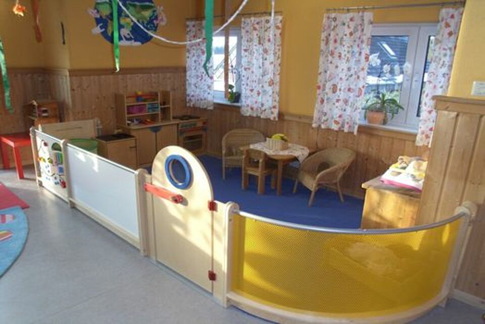 Flohkiste_Kindergarten_Spielecke Eingezäunte Spielecke mit Spielzeugschränken und Sitzecke für die ganz Kleinen
