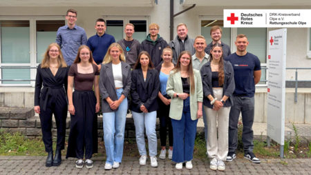 Examensfeier_NotSan_2025 Alle (ehemaligen) Auszubildenden zum/zur Notfallsanitäter*innen bei der Examensfeier in der DRK-Berufsfachschule für den Rettungsdienst Südwestfalen