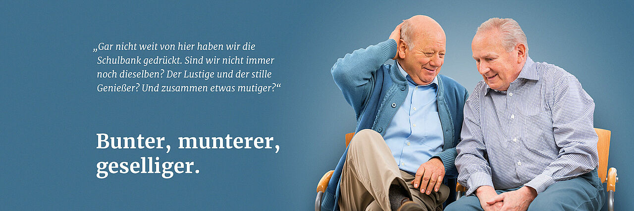 Banner_Servicewohnen_blau Servicewohnen - Zwei Senioren unterhalten sich über gemeinsame Vergangenheit und Gegenwart