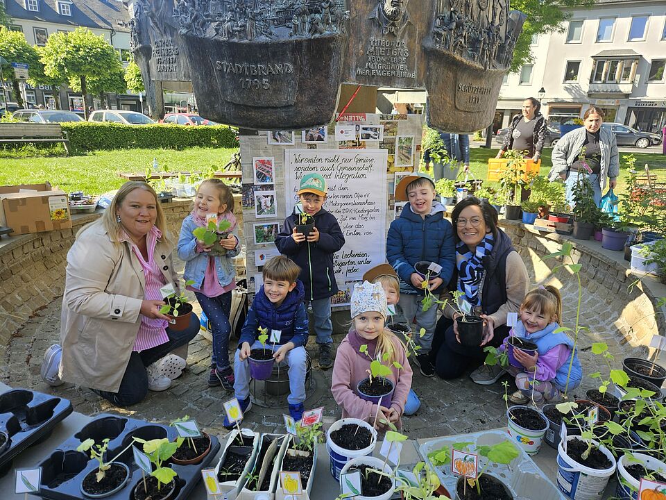Kindergartenkinder-lernen-Gärtnern Kinder des Kindergarten "Sonnenland" lernen das Gärtnern und zeigen stolz ihre Pflanzen