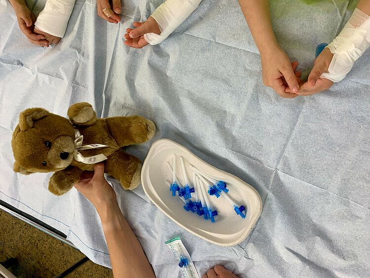 Sternenland_Notaufnahme-02_2025 Teddybär wird in der Notaufnahme verarztet