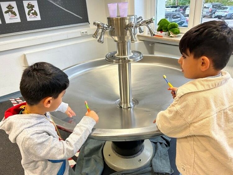 2025-10_Sternenland_Zahnputzbrunnen_02 Neuer Zahnputzbrunnen im DRK-Familienzentrum Sternenland