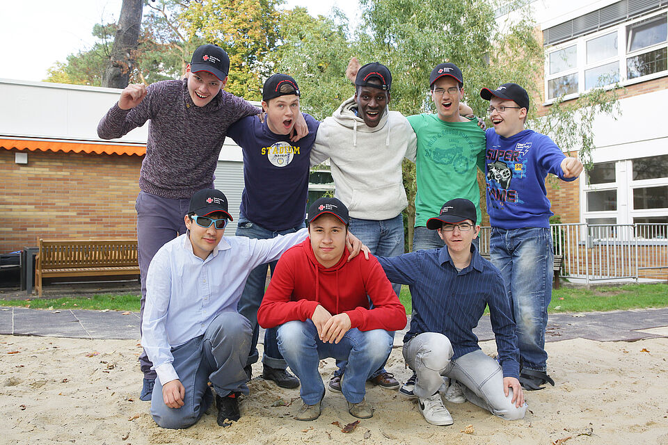 Jugendsozialarbeit Jugendsozialarbeit ist ein Teil der Kinder- und Jugendhilfe. Sie hat zum Ziel, junge Menschen, die in prekären Lebenslagen aufwachsen oder individuell beeinträchtigt sind sozialpädagogisch zu fördern und zu unterstützen.