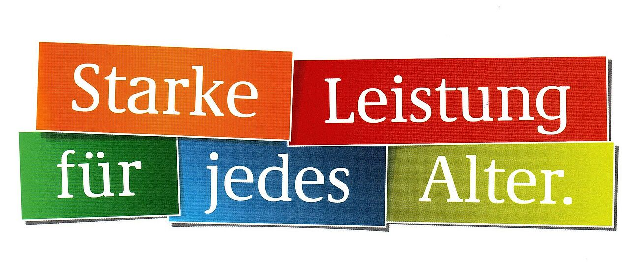 Slogan des DRK-Mehrgenerationenhaus Olpe Slogan des DRK-Mehrgenerationenhauses Olpe. Die Worte "Starke Leistung für jedes Alter" sind verschieden farbig hinterlegt