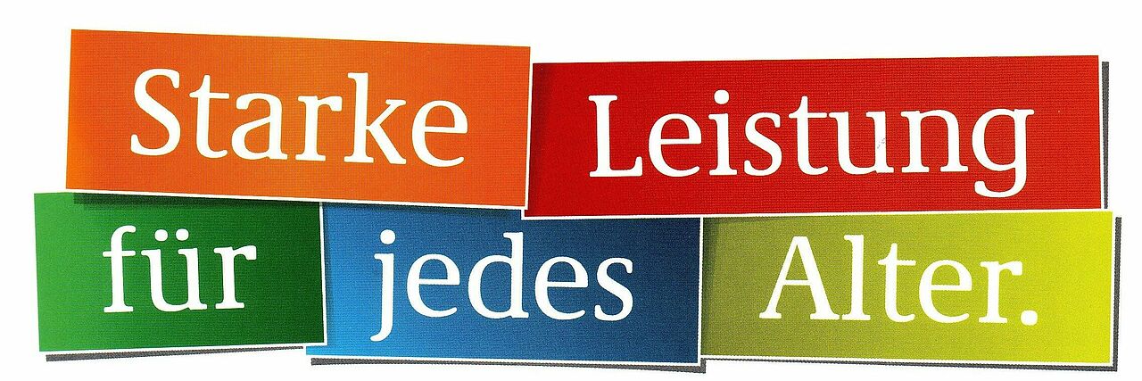 Slogan des DRK-Mehrgenerationenhaus Olpe Slogan des DRK-Mehrgenerationenhauses Olpe. Die Worte "Starke Leistung für jedes Alter" sind verschieden farbig hinterlegt