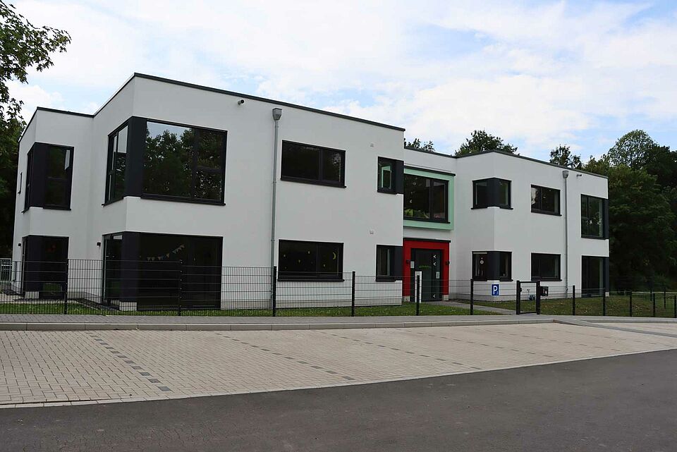 DRK-Kindergarten_Peppaburg Bild vom Gebäude des DRK-Kindergarten Peppaburg mit Parkplätzen vor dem Eingang