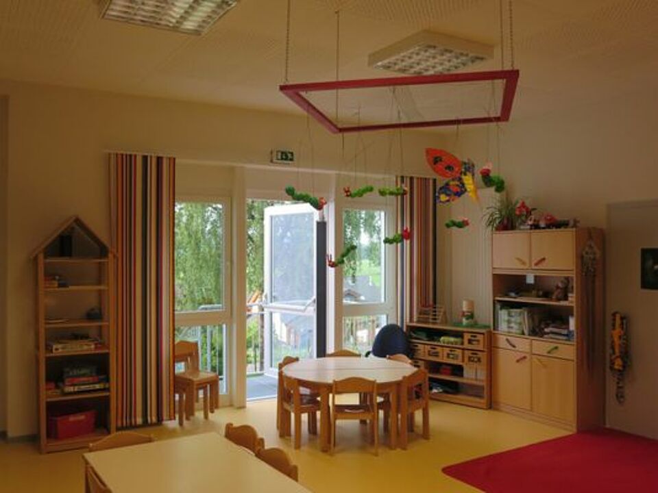 Flohkiste_Kindergarten_Gruppenraum Gruppenraum mit Sitzecke für die Kinder und Spielzeugschränken