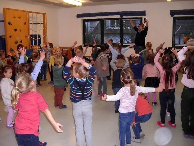 Kinder bewegen sich zum bewegten Adventskalender