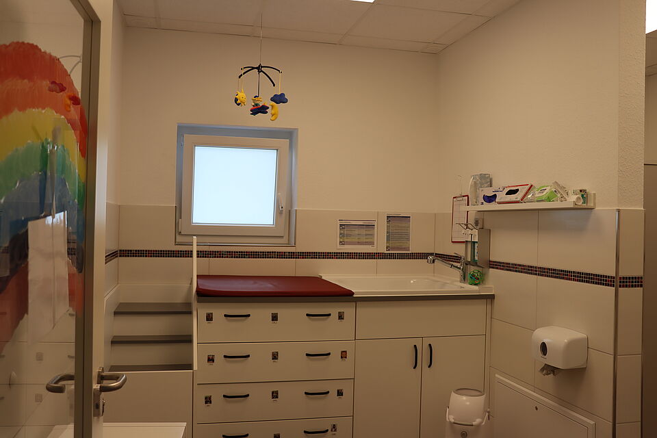 Peppaburg_Wickelraum_2025 Wickelraum mit Wickelkommode und Waschbecken