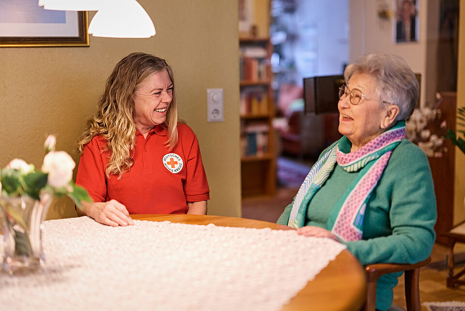 KoPs_Beratungsangebot Hausbesuch durch das DRK. Trainerin und Kundin im Gespräch