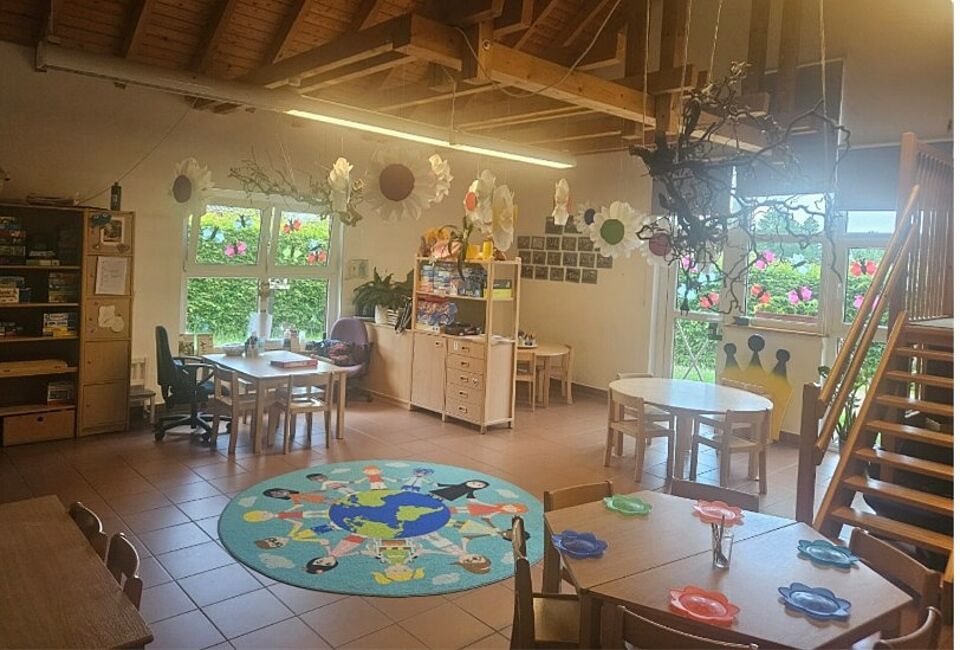 2025-06_Sonnenland_Gruppenraum Gruppenraum mit Frühstückstisch im Kindergarten Sonnenland