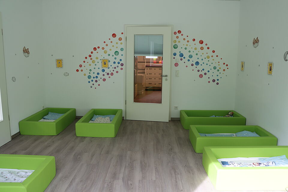 Peppaburg_Schlafraum_2025 Schlafraum mit kleinen Betten, bodentief