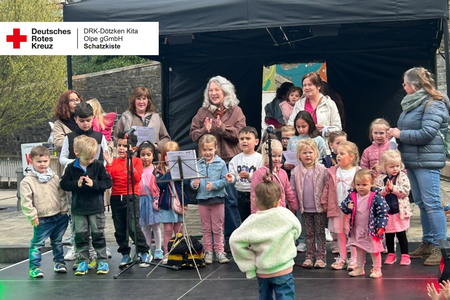 Kinderchor des DRK-Familienzentrum Schatzkiste singt auf Frühlingsmarkt Kinderchor des DRK-Familienzentrum Schatzkiste singt auf Frühlingsmarkt in Altenhundem