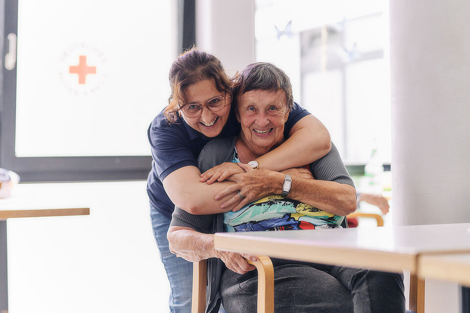 Multikulturelles Seniorenzentrum des DRK Haus am Sandberg in Duisburg Mitarbeiterin des DRK und Bewohnerin lachen zusammen