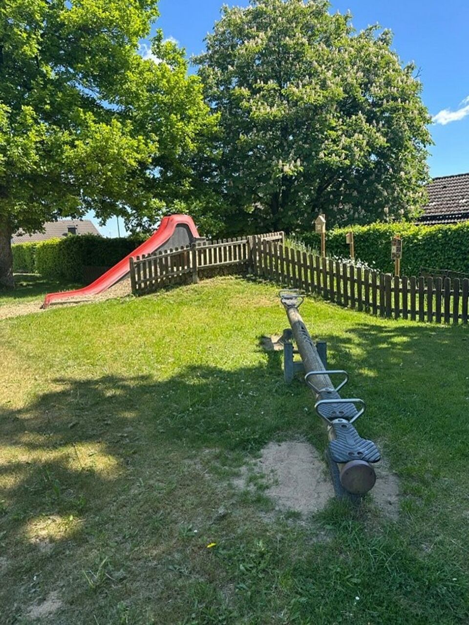 2025-06_Sonnenland_Außengelände03 Rutsche und Wippe auf dem Außengelände des Kindergarten Sonnenland