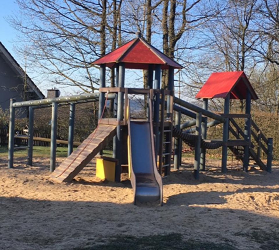 2025-06_Sonnenland_Außengelände Klettergerüst auf dem Außengelände des Kindergarten Sonnenland