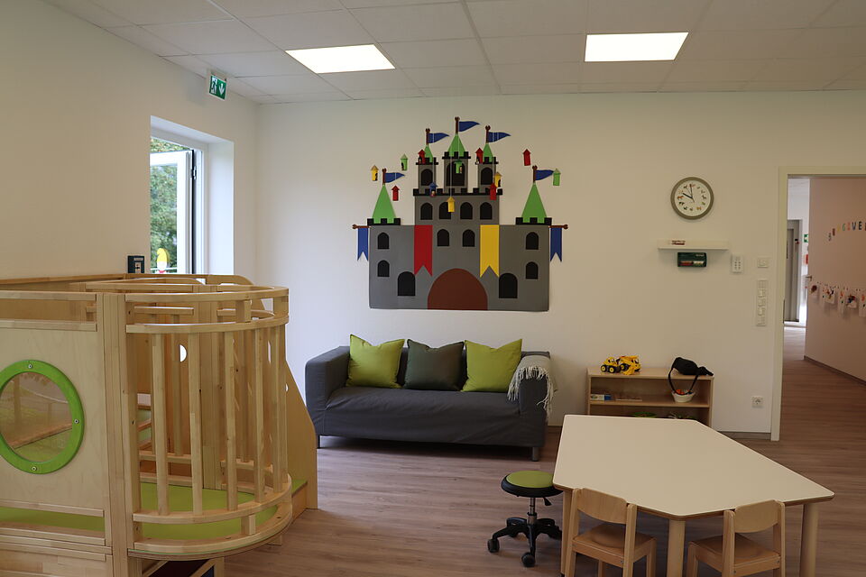 Peppaburg_Gruppenraum2_2025 Gruppenraum mit Sitzecke, Sofa und Klettertrum