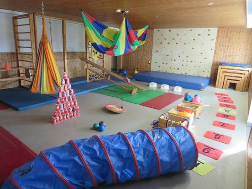 Flohkiste_Kindergarten_Bewegungsraum Bewegungsraum mit Spieltunnel, Klettergerüst, Tippi-Zelt, Matten u.v.m.