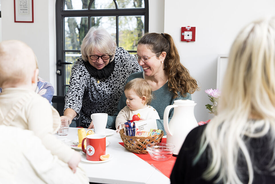 Mehrgenerationenhaus in Golßen / Brandenburg Mehrgenerationenhaus - Mütter mit ihren Babys und Seniorinnen an der Kaffeetafel