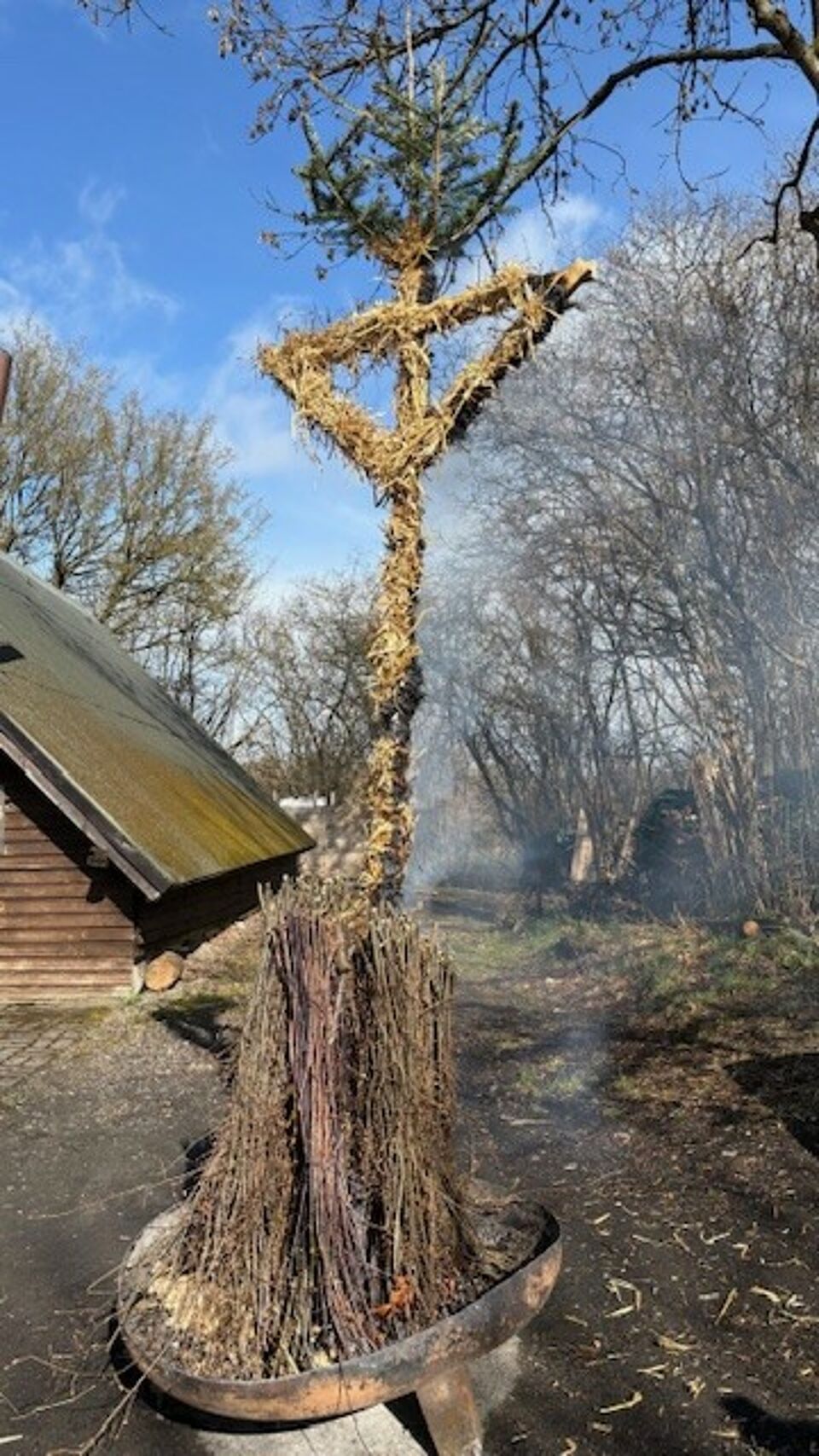 Aktion: Osterfeuer Niederste Poorte 2026 Eine kleine Nachbildung des Osterfeuers der Niedersten Poorte in Attendorn zur Veranschaulichung für die Kinder des DRK-Familienzentrums Sternenland
