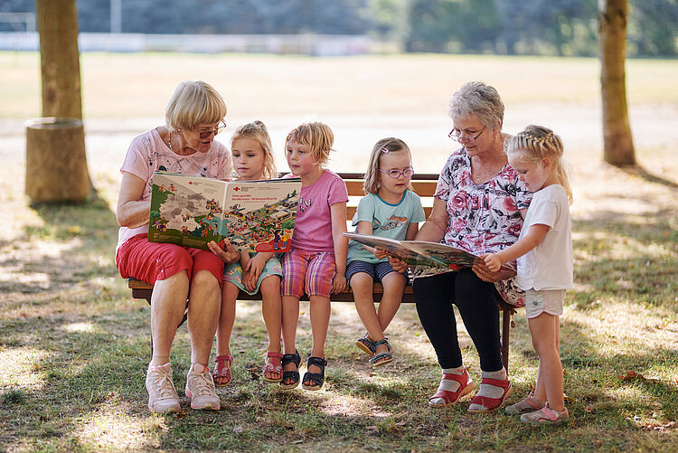 Highres_DRK_Brandenburg_4259_original.jgp__1_ ‚Haus der Generationen‘ des DRK KV Fläming-Spreewald in Märkische Heide, Ortsteil Groß Leuthen, Brandenburg. Ehrenamtlerin beim Vorlesen für Kinder