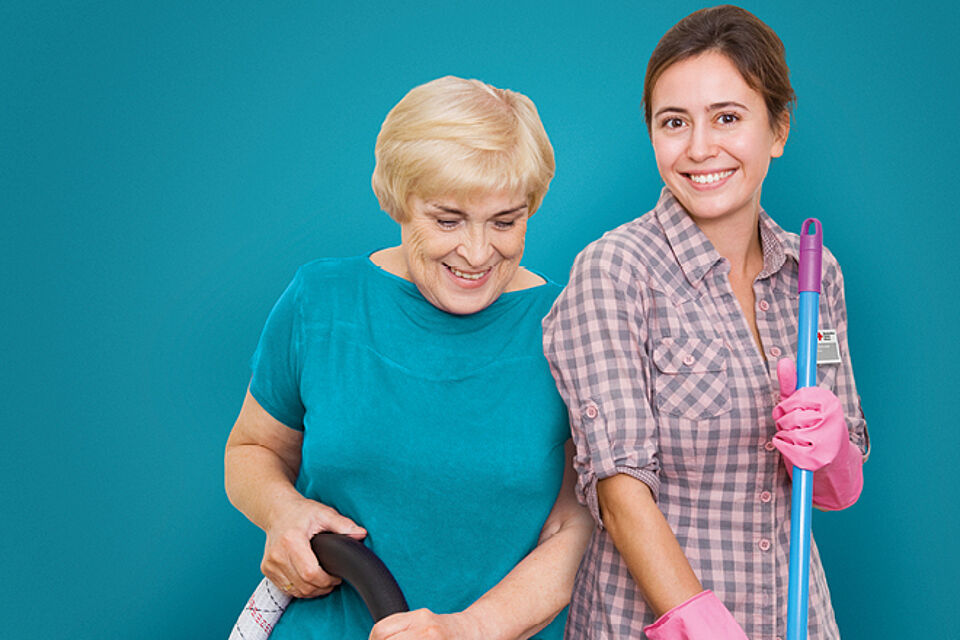 Hauswirtschaftliche-Hilfen_blau Hauswirtschaftliche Hilfen - Fachkraft hilft Seniorin beim Hausputz
