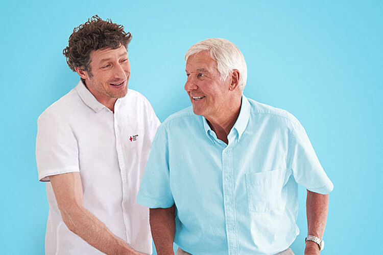 Banner_Hilfe-bei-der-Körperpflege_blau Hilfe bei der Körperpflege - Mann und Pfleger sprechen über Körperpflege